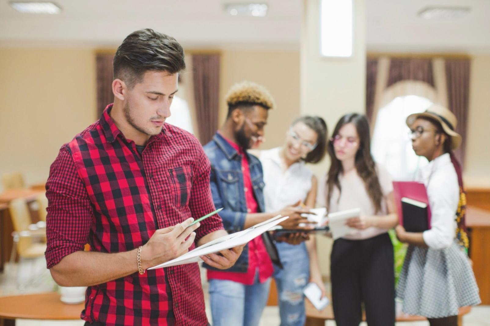 Support specialist assisting participant with platform setup